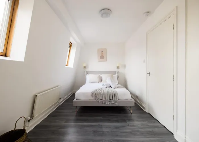 Contemporary 2 Bedroom Apartment In Shepherd\'S Bush
